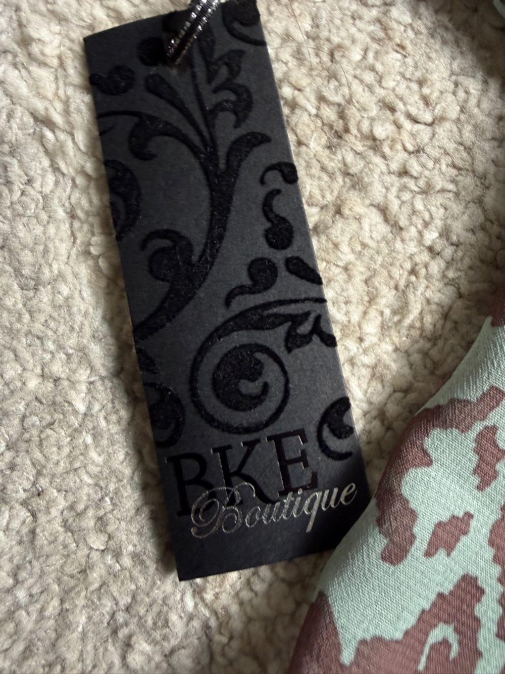 BKE Boutique Women's Printed V-Neck Tunic Top -long sleeve - size Small - Picture 4 of 7